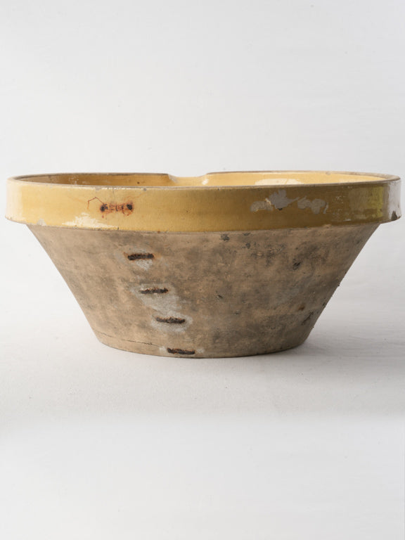 Vintage wide-rimmed kitchen vessel  
