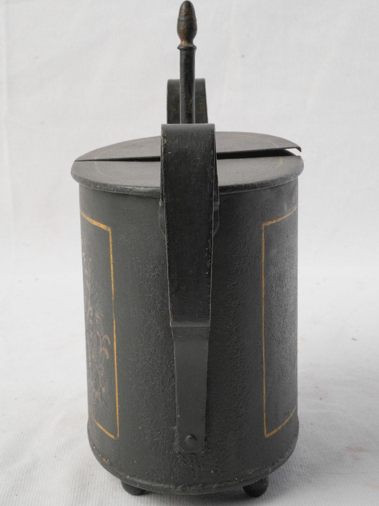 Elegant split-hinged egg vessel  