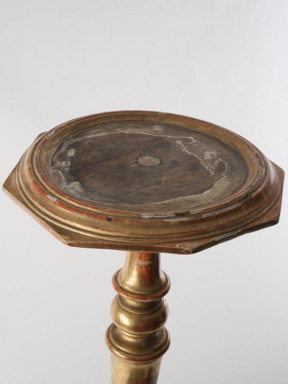 Reddish undertone gilded stand