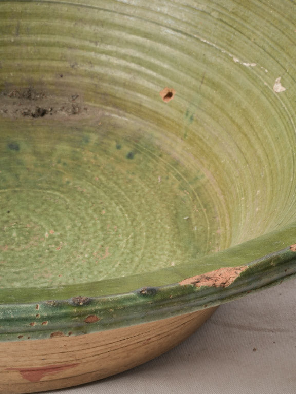 Distinctive glossy ceramic exhibit