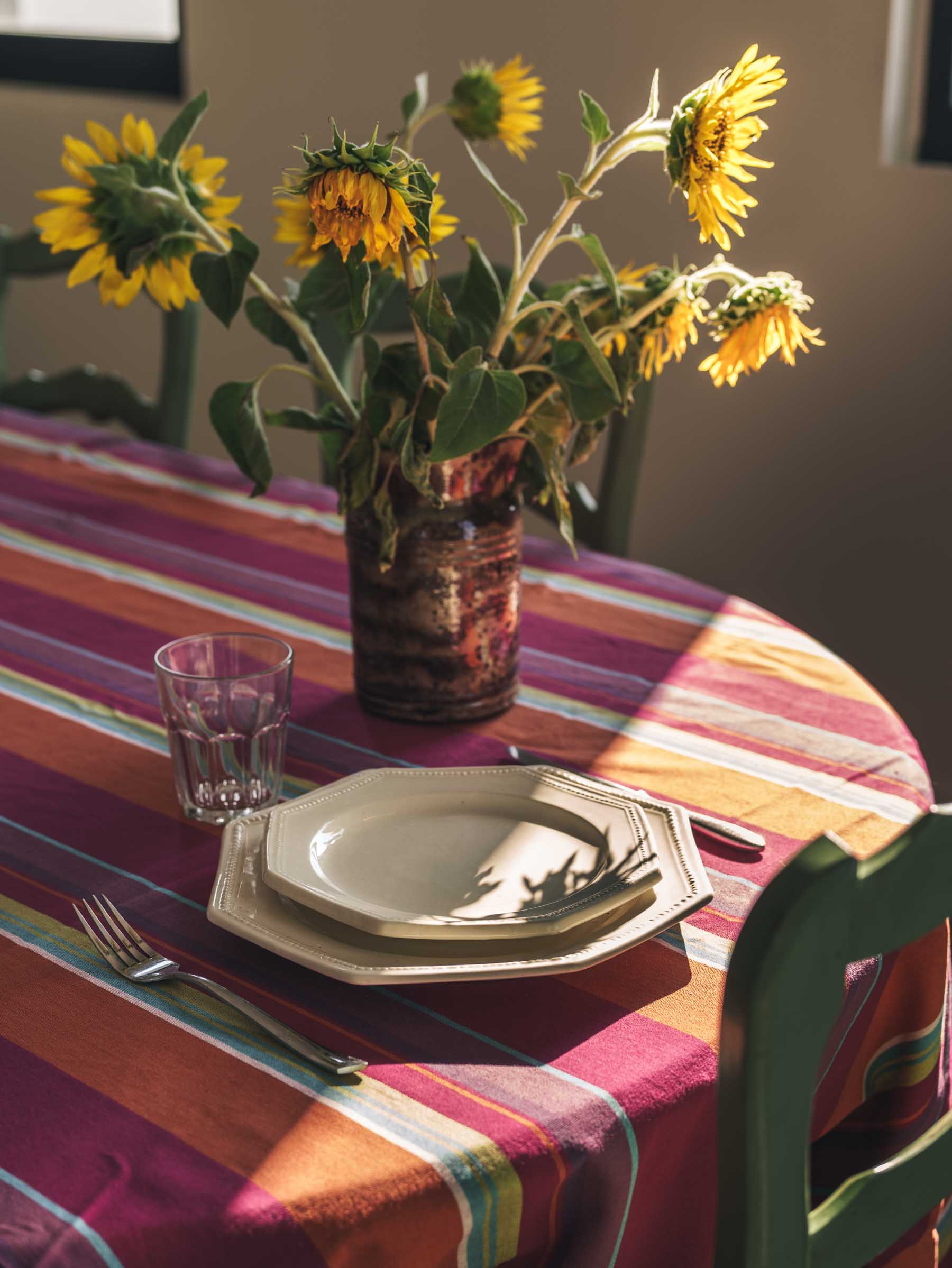 Off-White Octagonal Dinnerware Service for Ten - Uzes