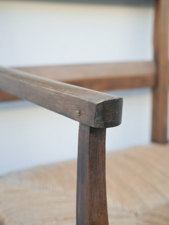Elegant curved-arm walnut radassié