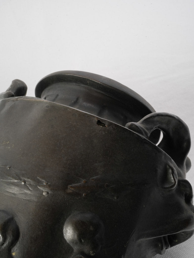 Animated putti-decorated vases  