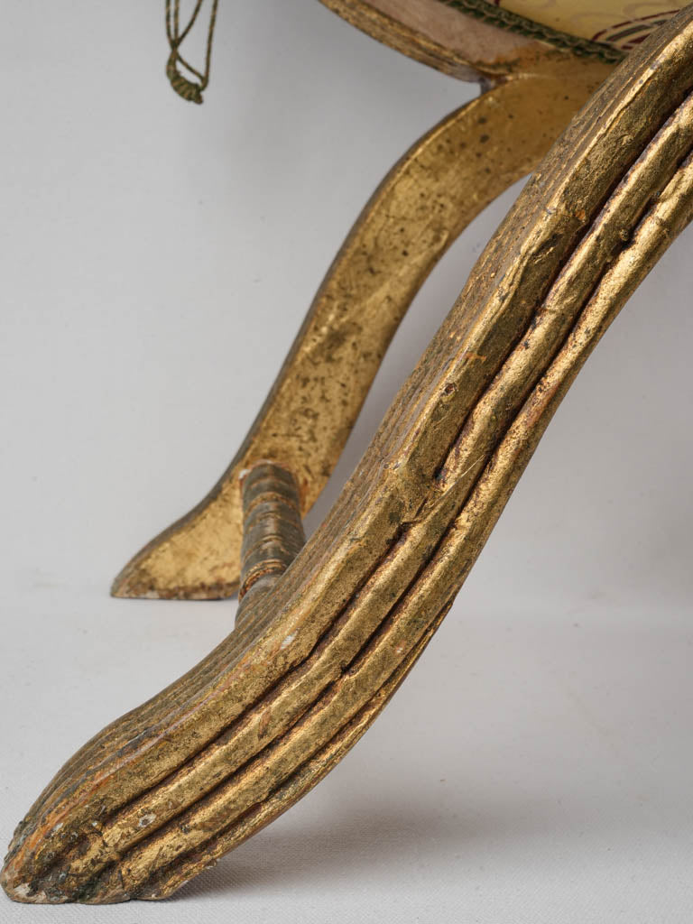 Decorative curved supporting legs