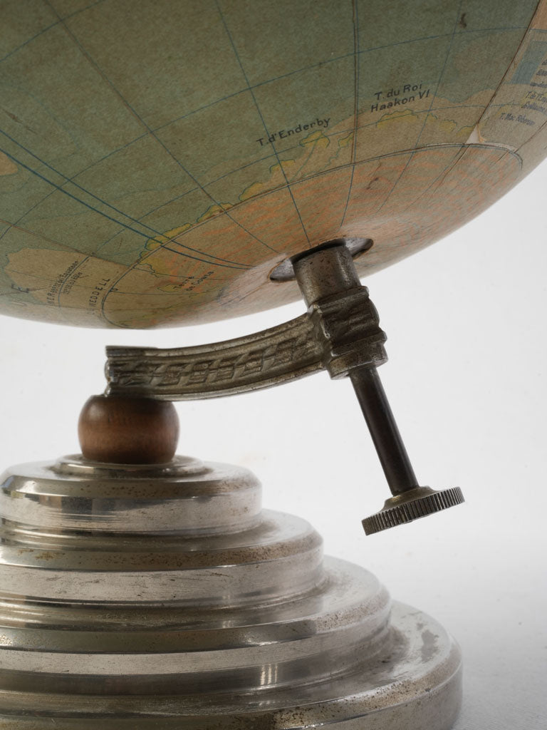 Stylish inclined axis globe