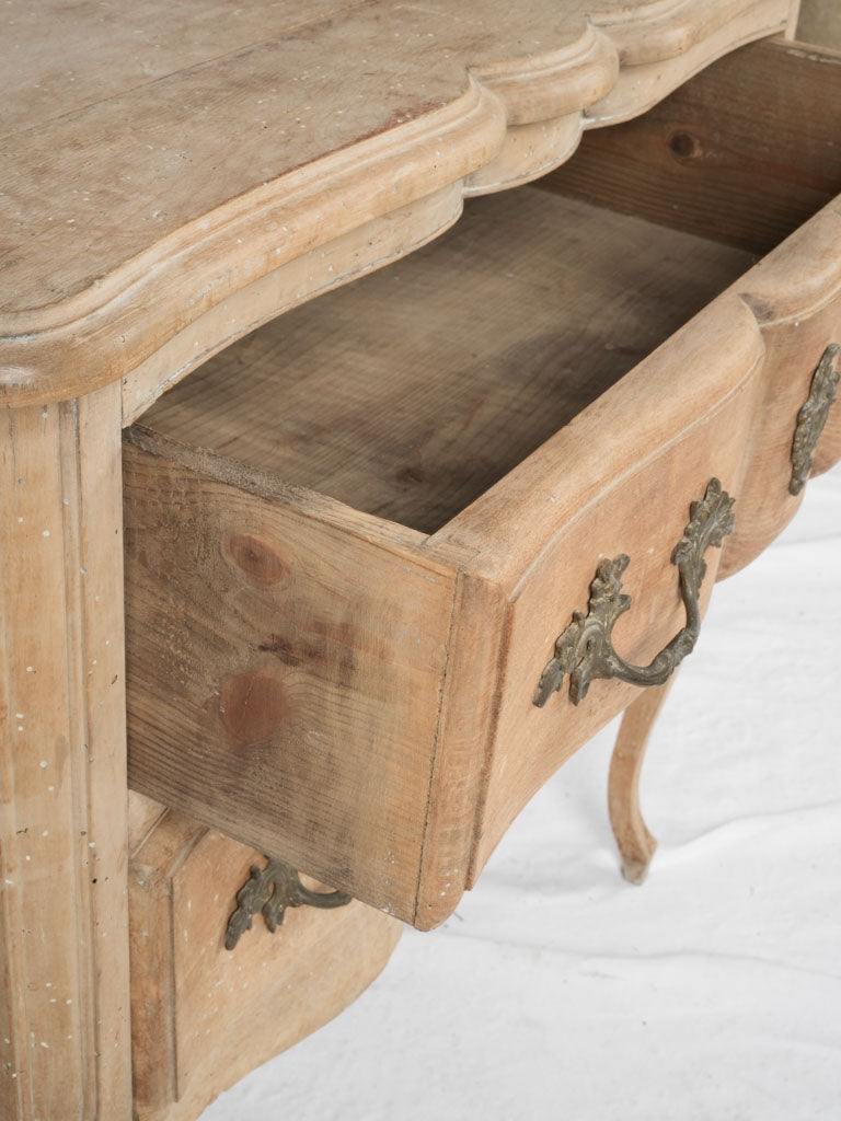 Charming lock-free antique drawers