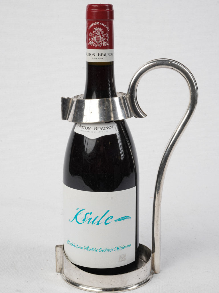 Elegant vintage wine pourer