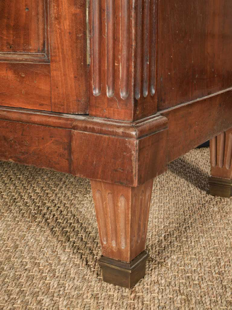 Rich-grain glow mahogany cupboard