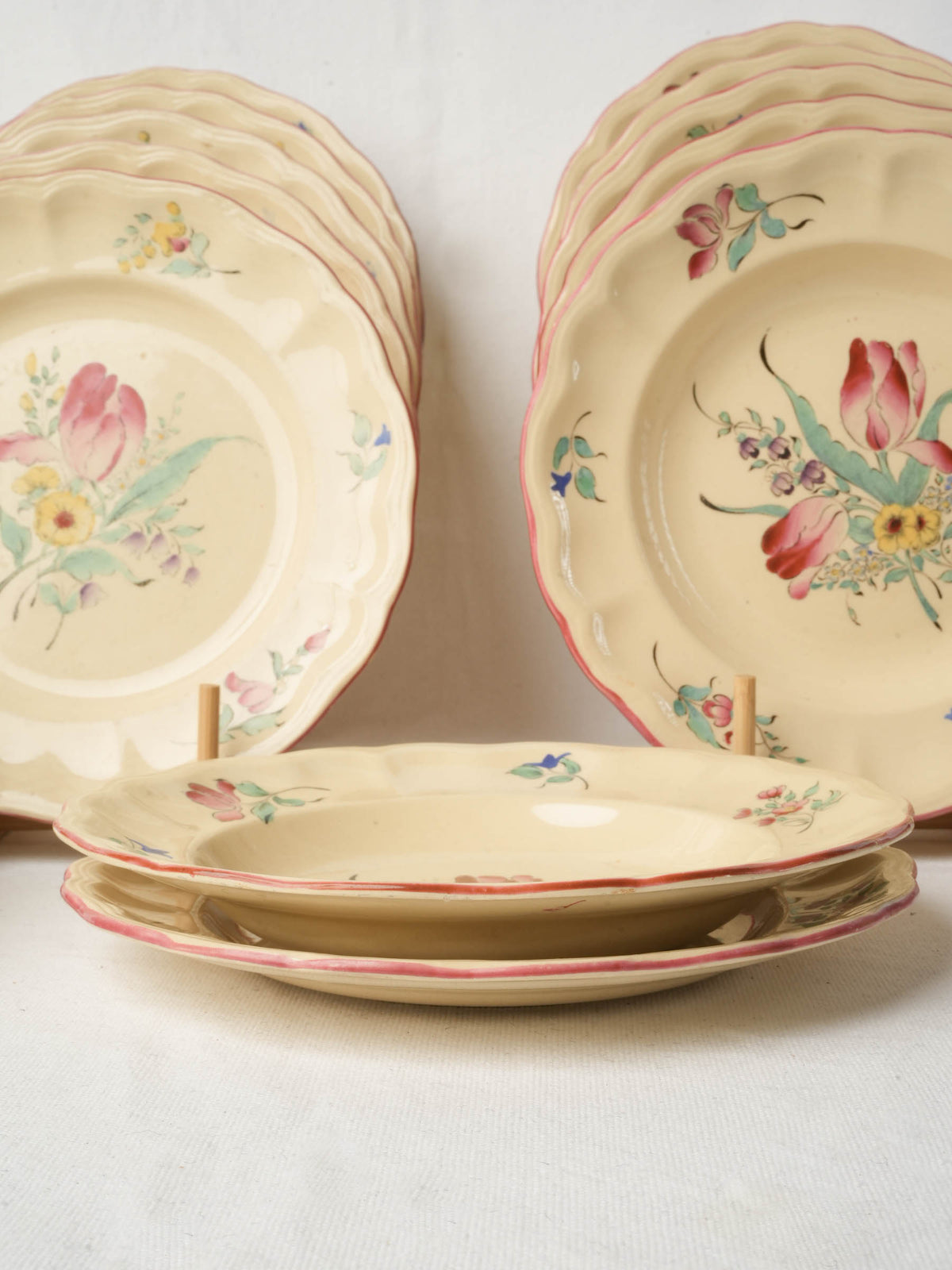 Beautiful Antique French Lunéville Floral Dinner Service in Pale Yellow,  27 Pieces