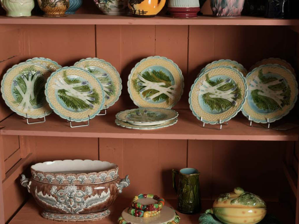 Textured antique dining plate set  