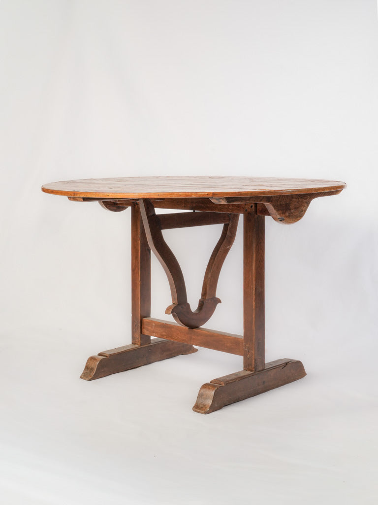 Elegant V-shaped support table  