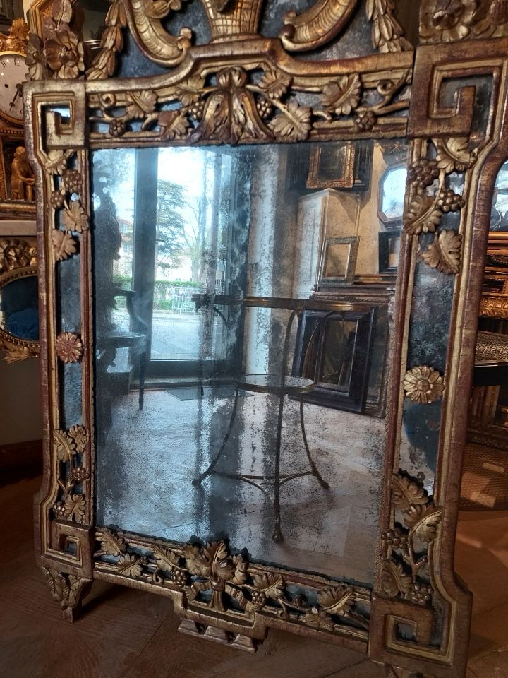 Exquisite floral carvings mirror