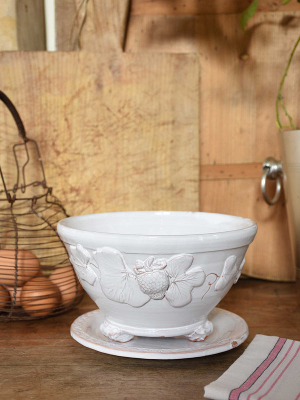 Strawberry colander with round dish