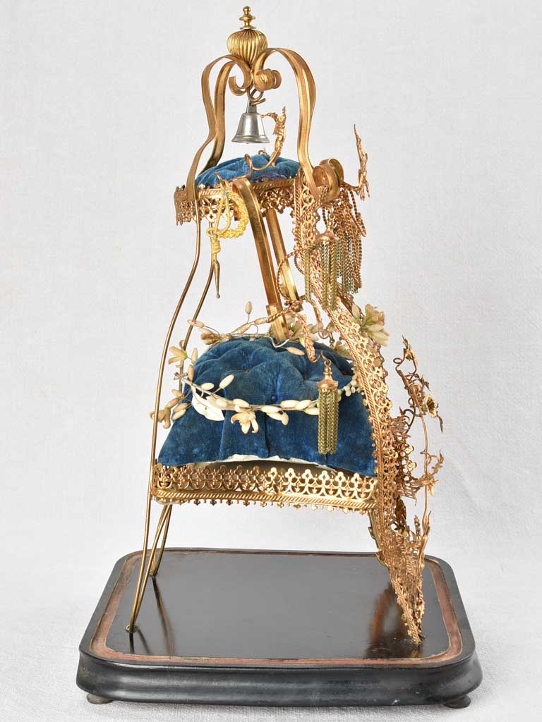 Spectacular two-tier marriage dome with blue velvet cushions 20¾"