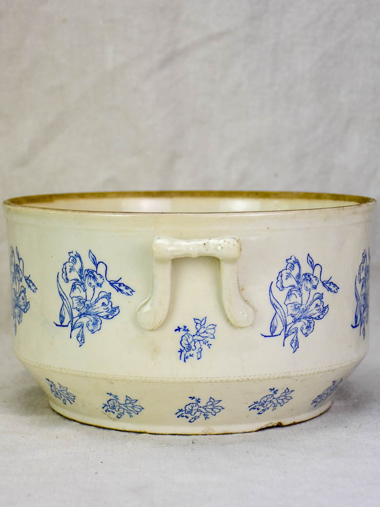 Early twentieth century Saint-Uze soup tureen with blue flowers