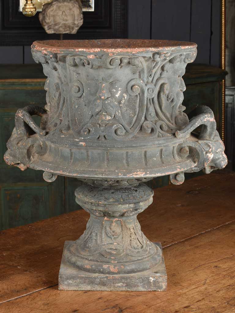 Medici urn, cast-iron, 19th-century with chimera