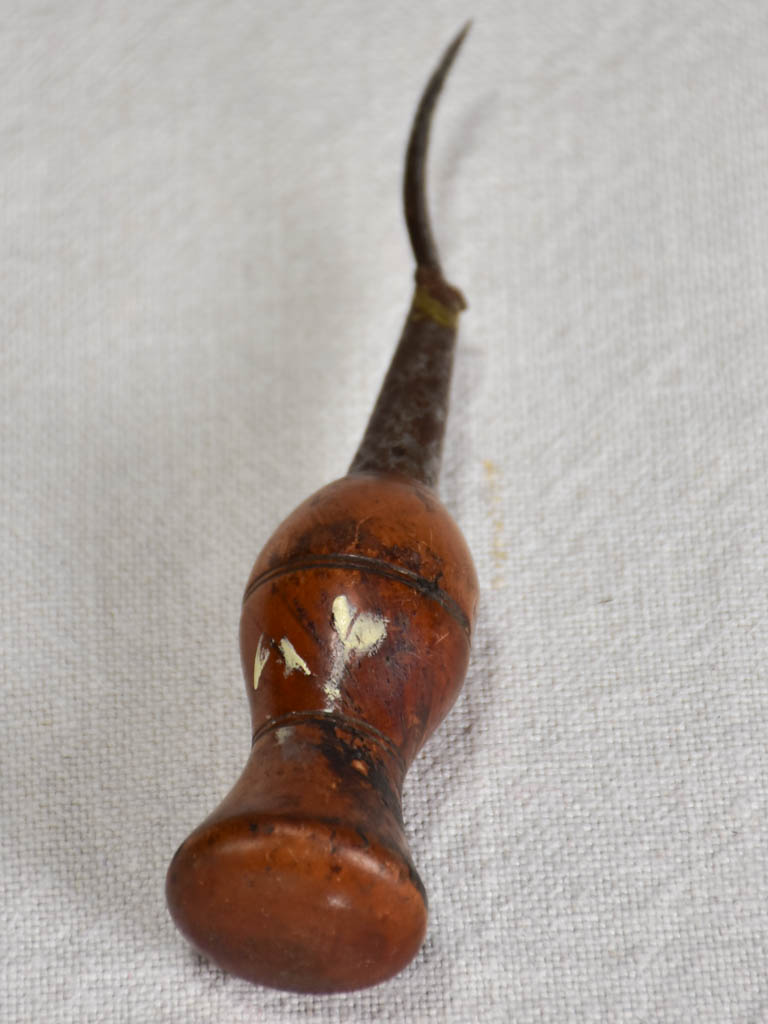 Classic dark finish leather crafting device