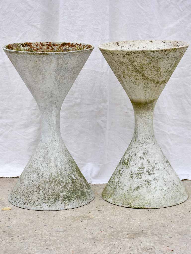 Pair of Willy Guhl diabolo planters 25¼"