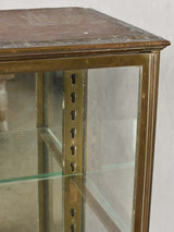 Adjustable glass shelving Siegel showcase