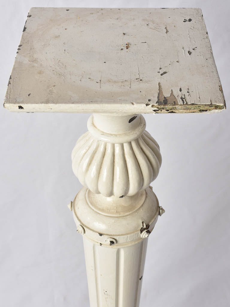 Classic gadrooned bulb pedestal, white finish