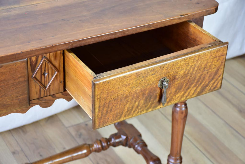Traditional 2-drawer pine desk