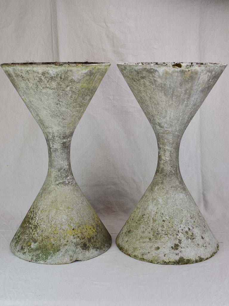 Pair of small mid century Willy Guhl diabolo planters 25¼"