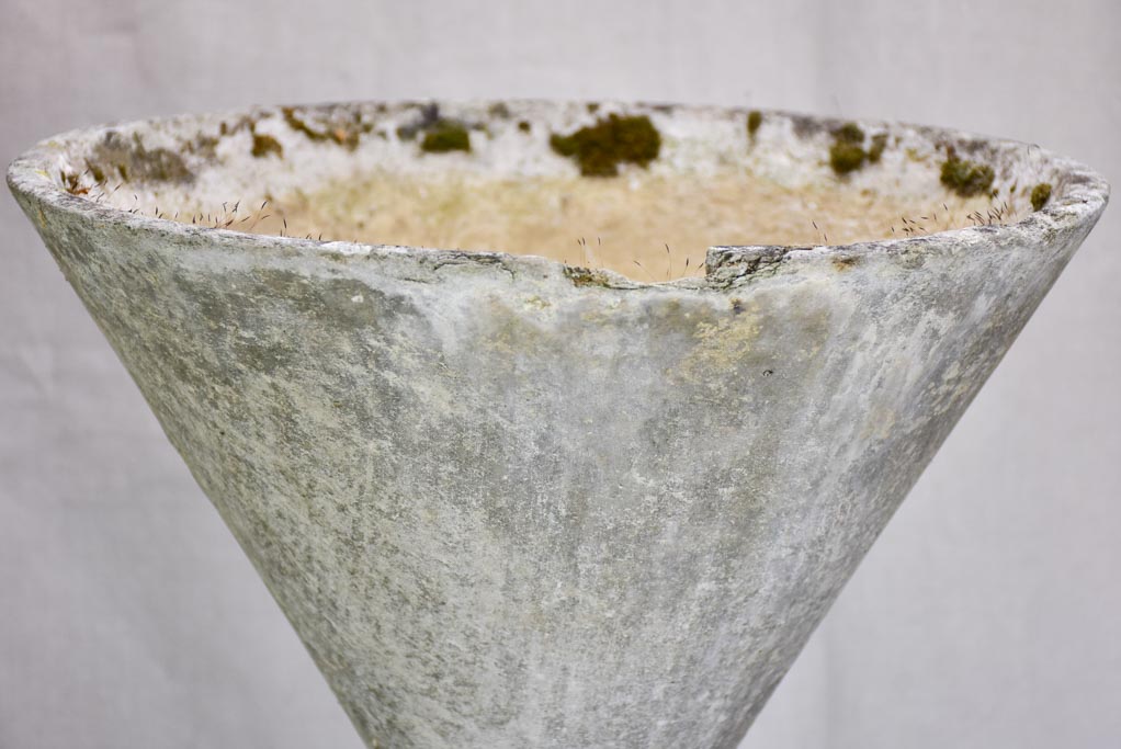 Pair of small mid century Willy Guhl diabolo planters 25¼"
