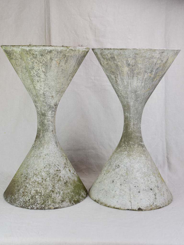 Pair of small mid century Willy Guhl diabolo planters 25¼"