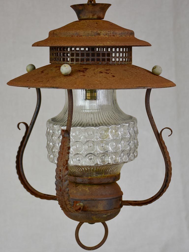 Classic vintage leaf motif lamp
