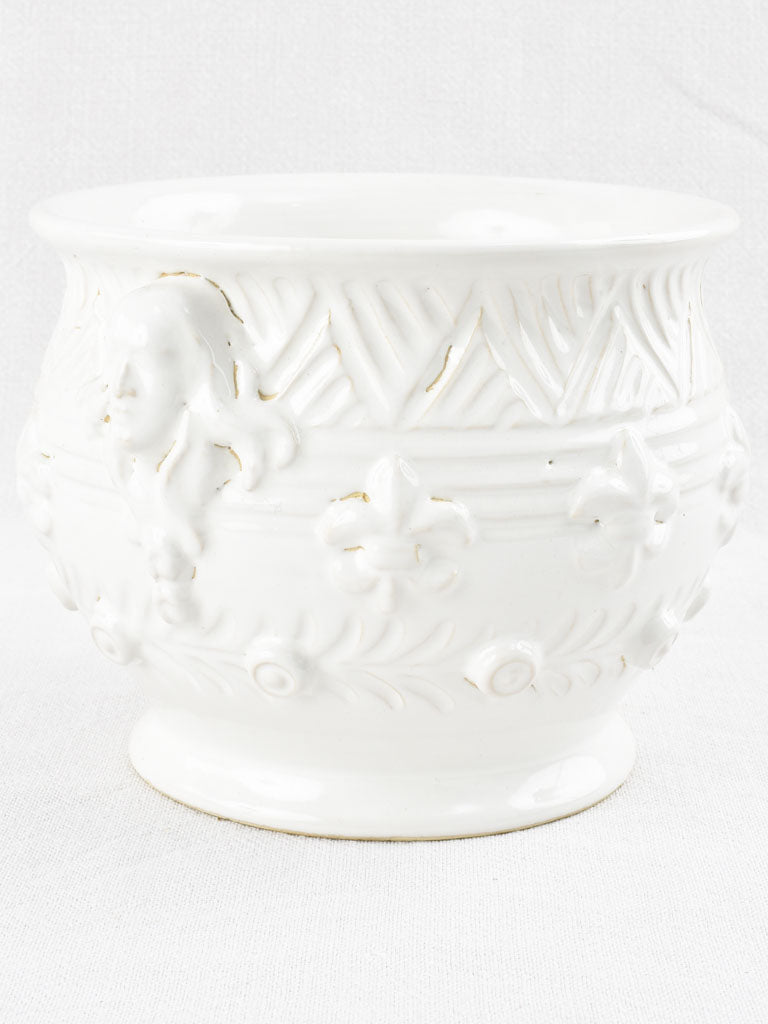 White 1950s bowl decorated with fleur-de-lys