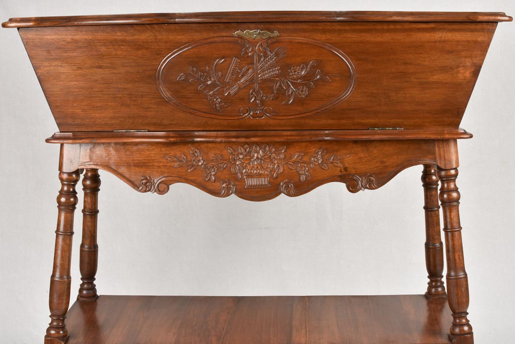 Louis XV style flour 'petrin' table 46¾"