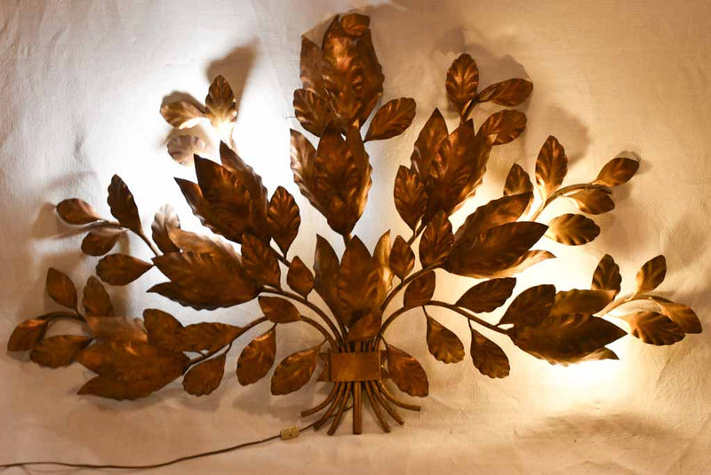 Elegant Old-Age Leaf-Shaped Illumination Decor