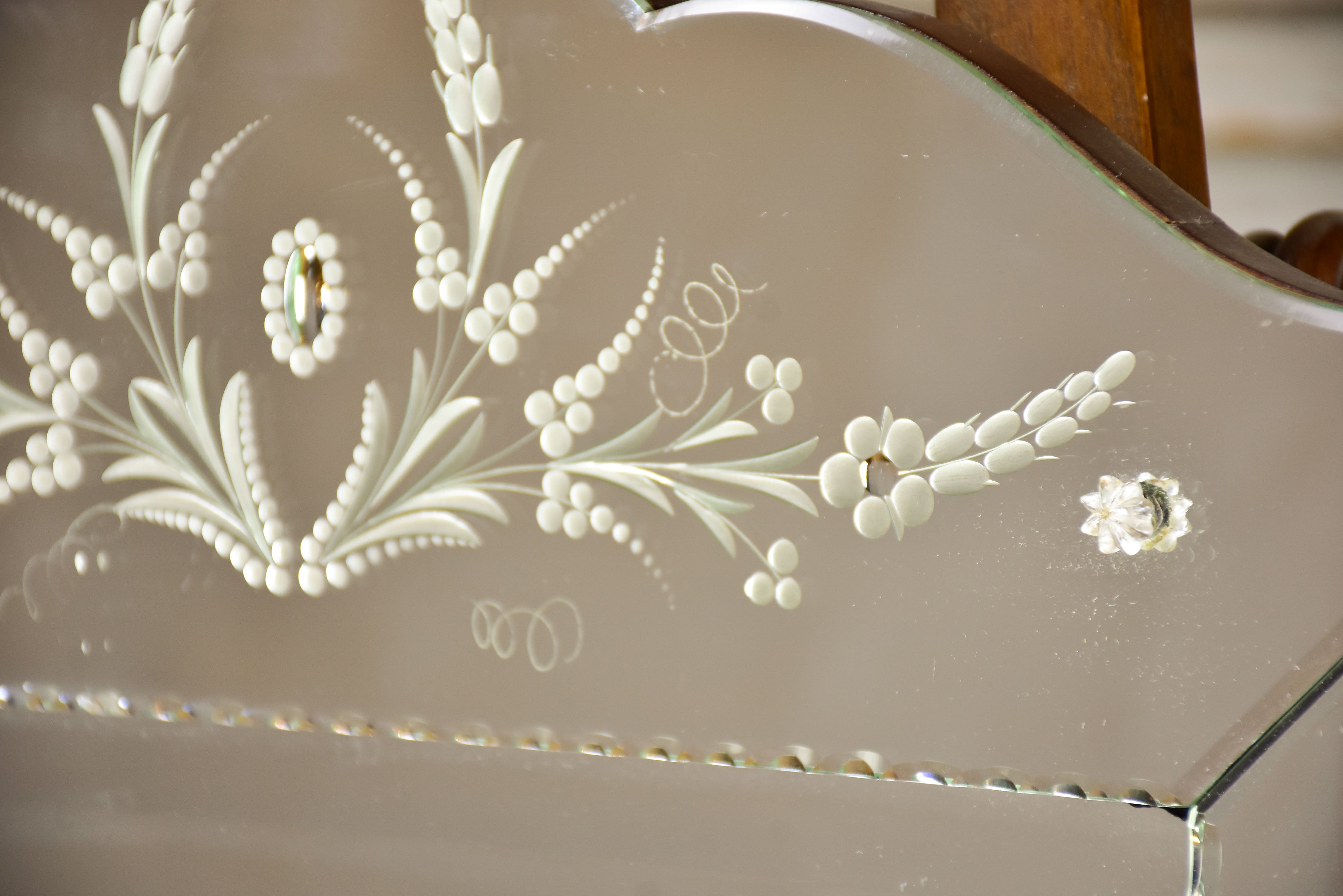 Curved vintage Venetian style mirror 21 ¼'' x 30 ¼''