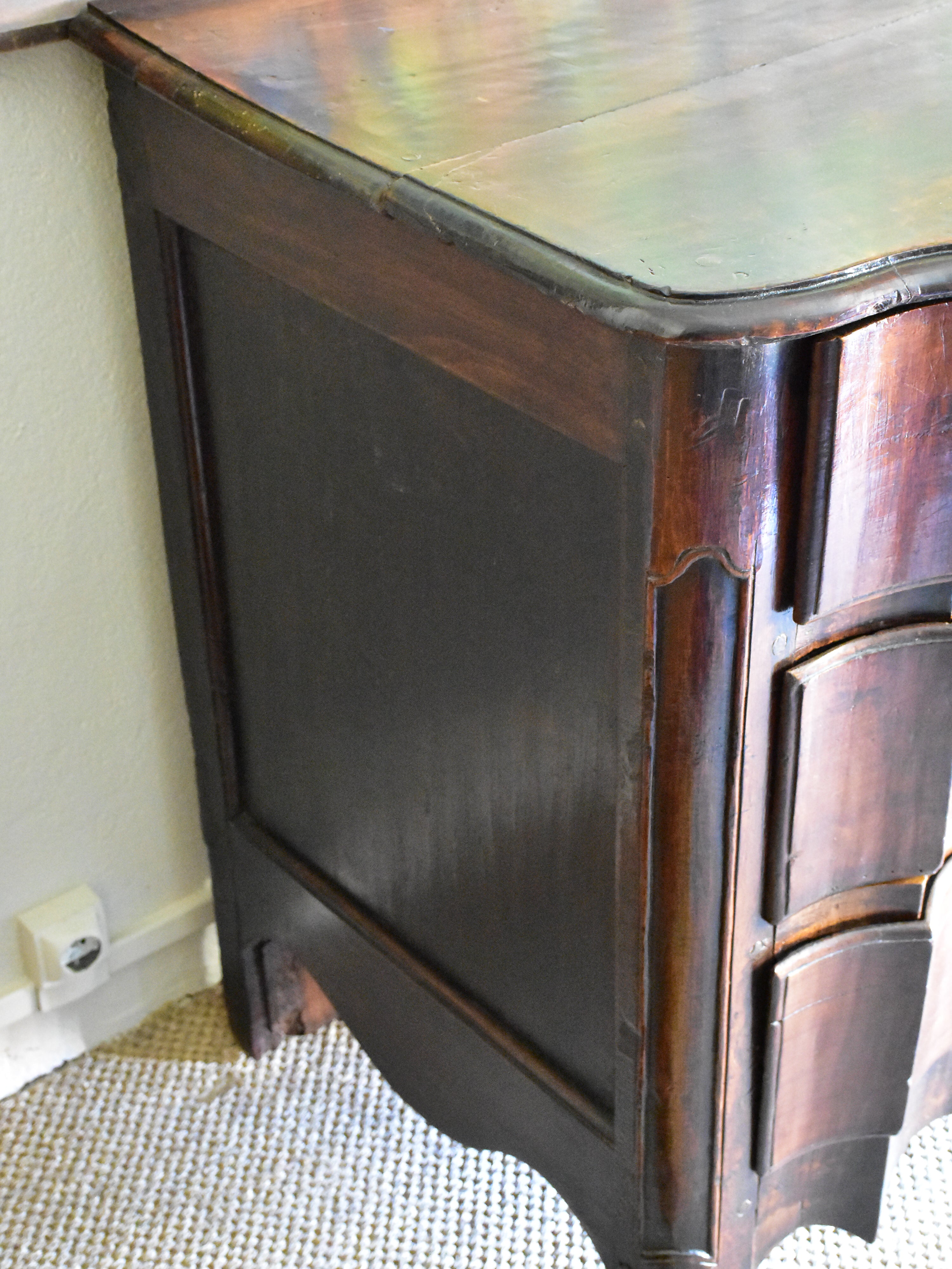 Early 18th century Louis XV double arbalete commode
