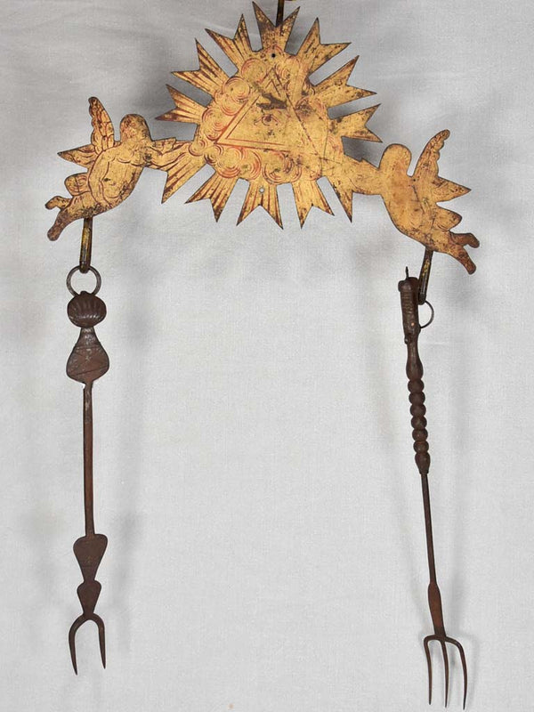 Hanging 18th-century cooking tools on tole support