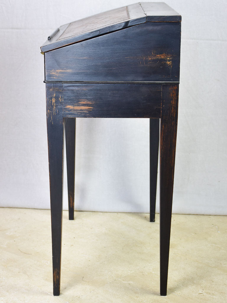1900's petite desk with leather decoration