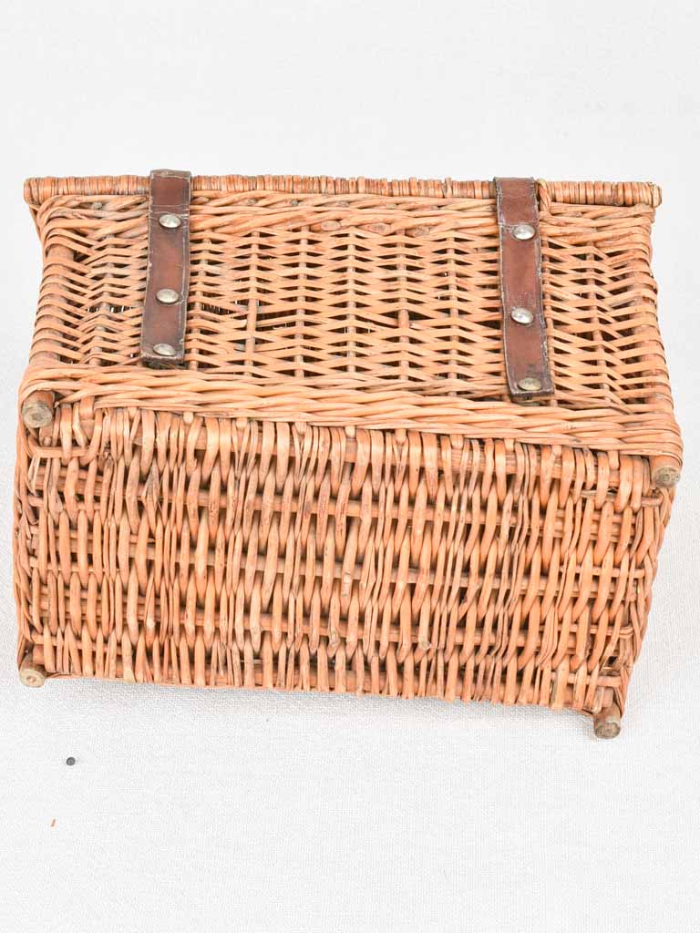 Small school lunch wicker basket - peaked