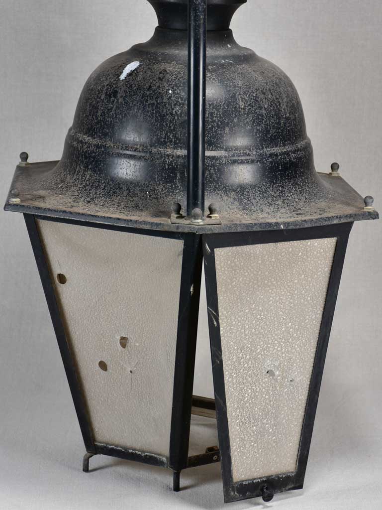 Fresh-installation glass in antique lantern