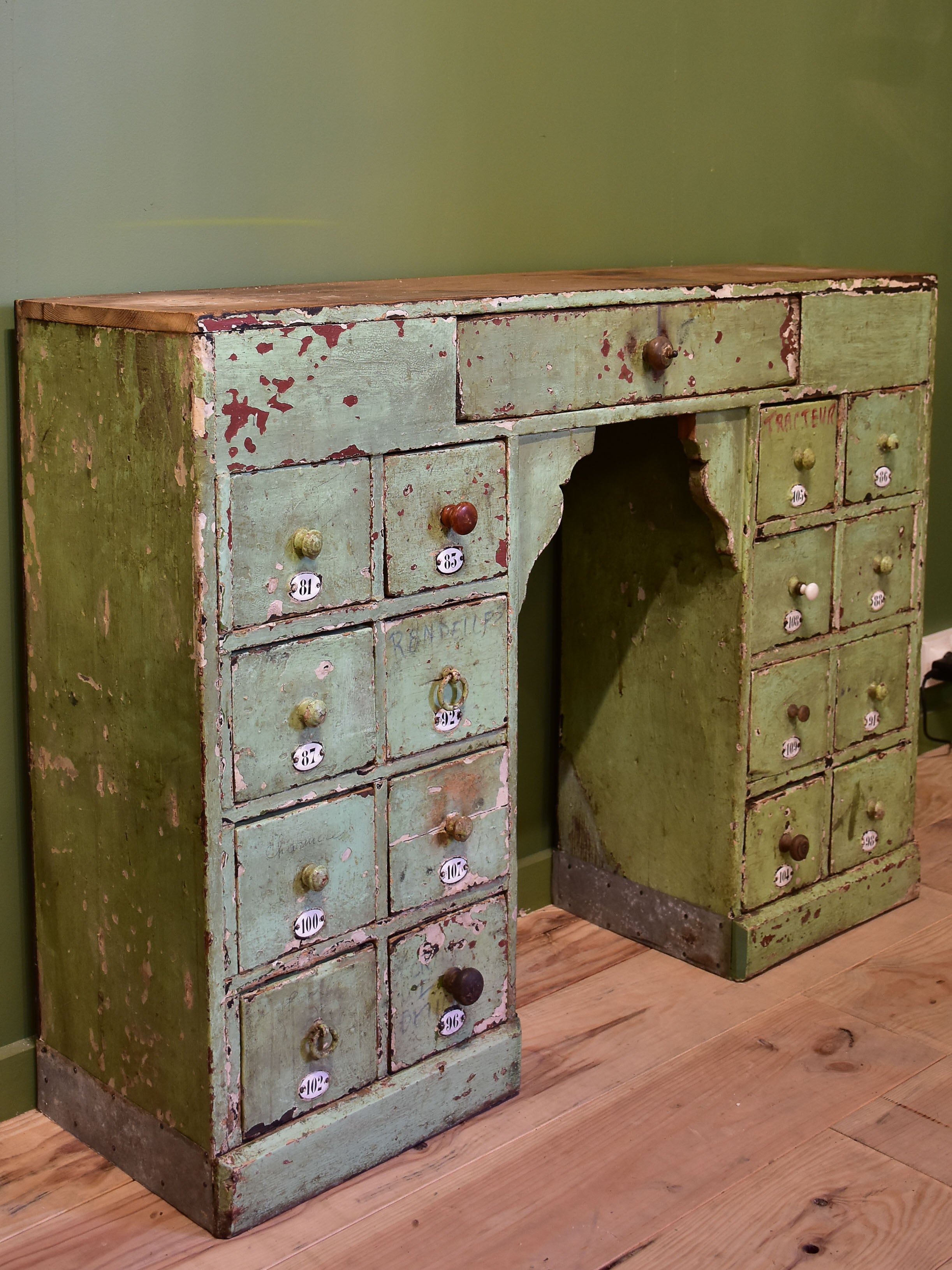 Set of small merchant's drawers with green patina