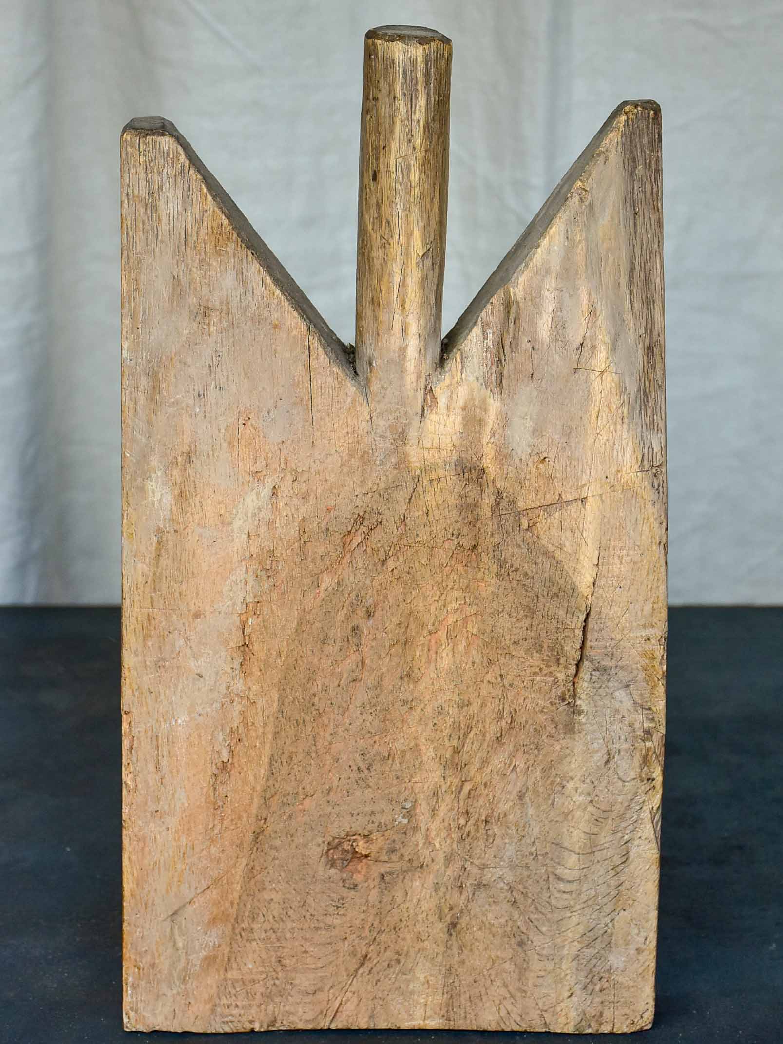 Antique French cutting board with pointed shoulders 17 ¾''