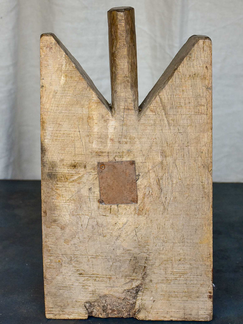 Antique French cutting board with pointed shoulders 17 ¾''