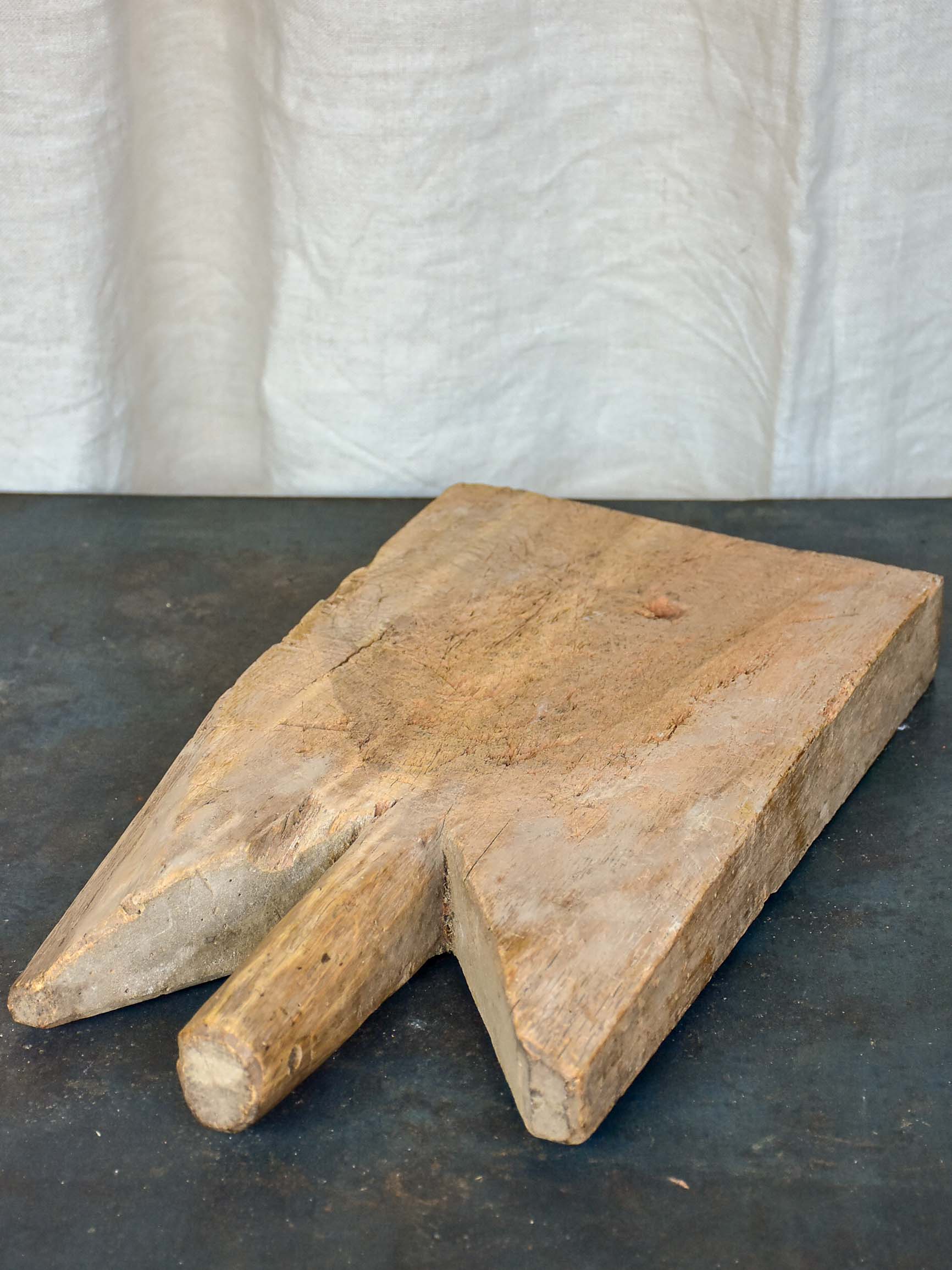 Antique French cutting board with pointed shoulders 17 ¾''