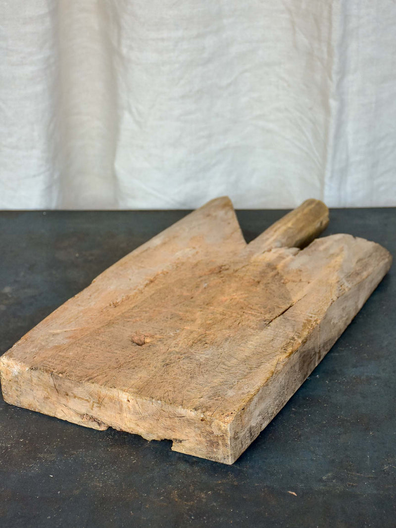 Antique French cutting board with pointed shoulders 17 ¾''