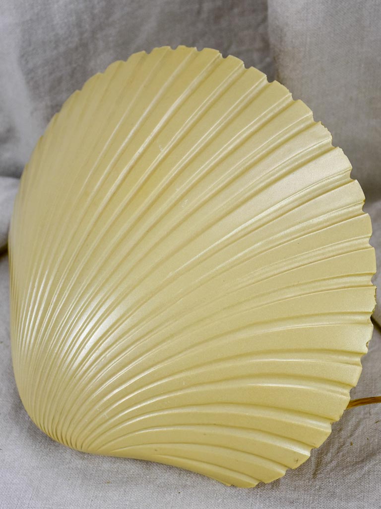 Retro plastic shell-shaped wall light 