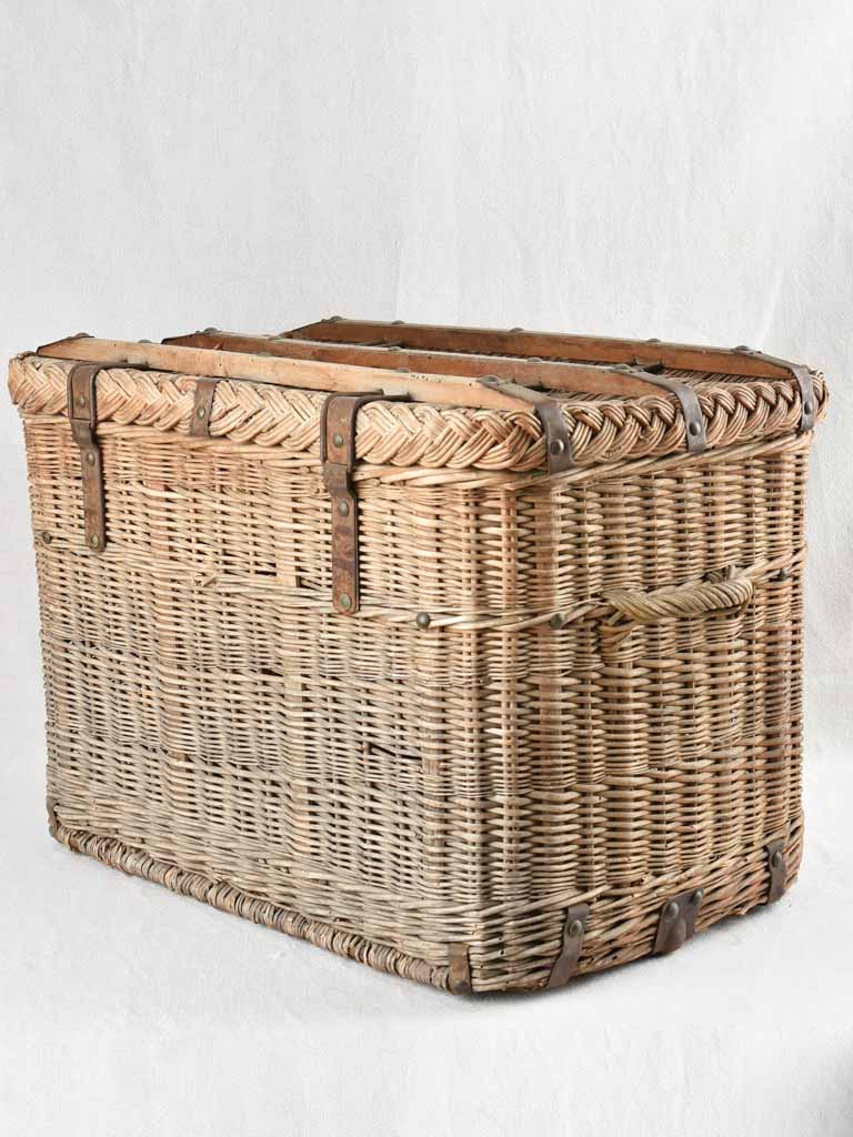 Vintage French wicker chest - Malle Moderne