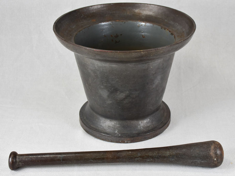 Very large cast iron mortar and pestle from the 1900s 15¾"