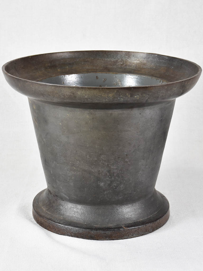 Very large cast iron mortar and pestle from the 1900s 15¾"
