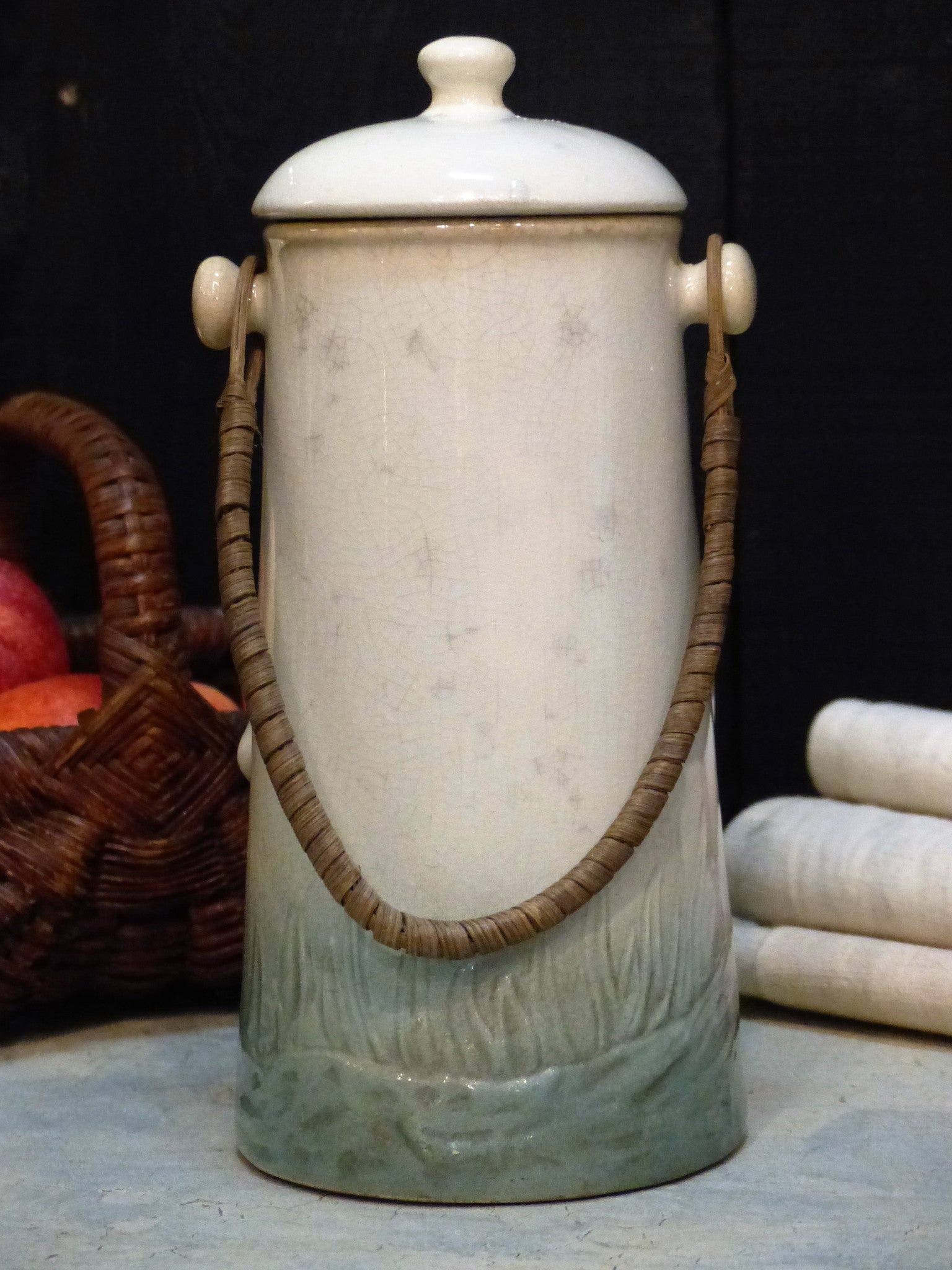 French barbotine pot a lait