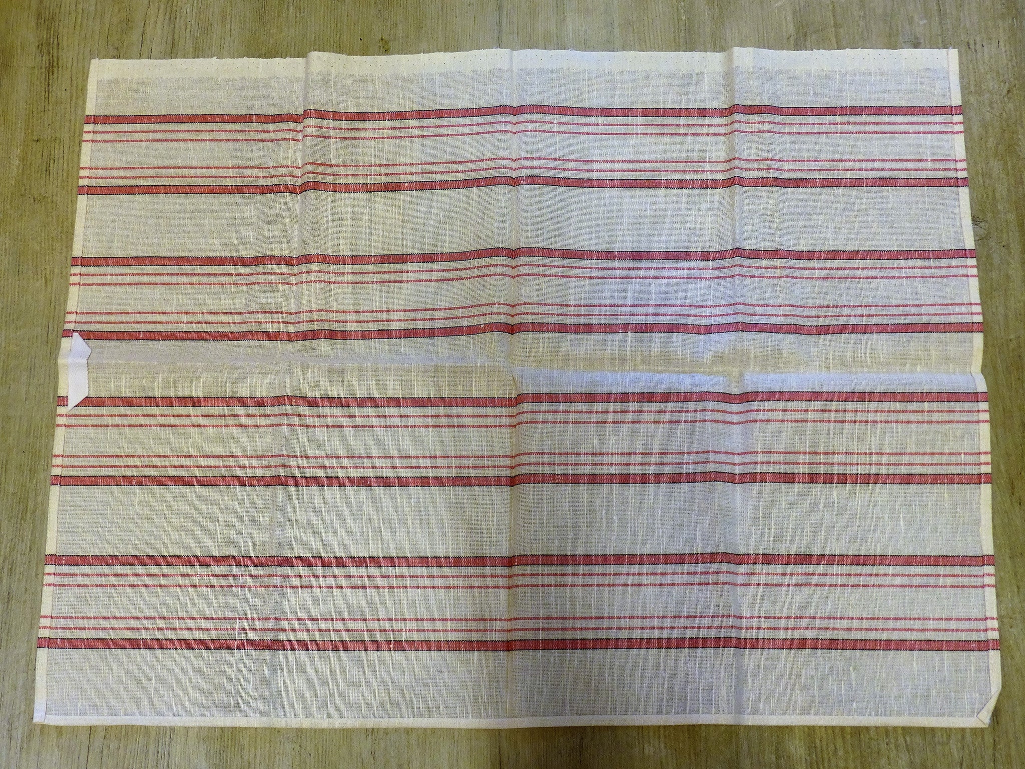Fine linen tea towel with pink stripe – 1940’s