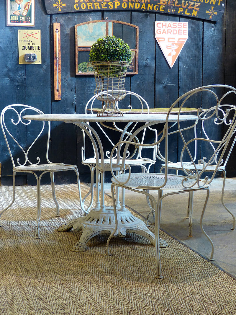 Round French garden table with 4 chairs – 1920’s